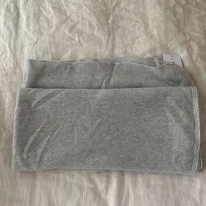 Bloomingdales cashmere scarf NWT